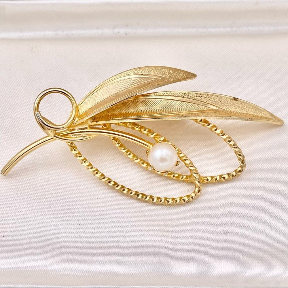Vintage Textured Leaf Wire Stem Faux Pearl Brooch